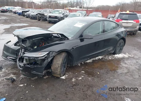 2024 Tesla Model 3 Long Range Dual Motor All-Wheel Drive z USA, uszkodzony, nr VIN 5YJ3E1EB9RF826102